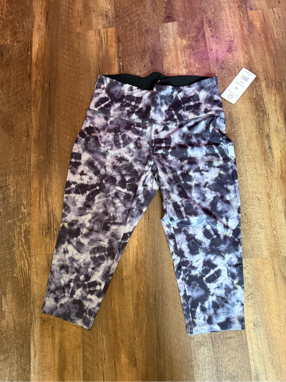 Tie-Dye High-Waist Capri Leggings in Purple and Black